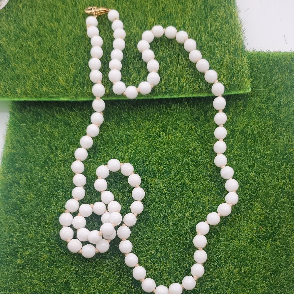 Grandmas Estate Hand Tied Beaded White Necklace 22 Inches N3704